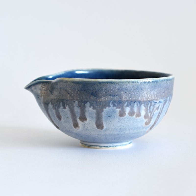 春の湖を連想させるブルーと釉薬のたれや流れが印象的です