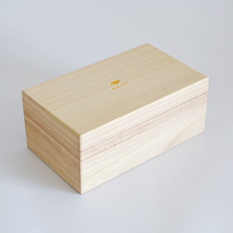 桐箱に入っています