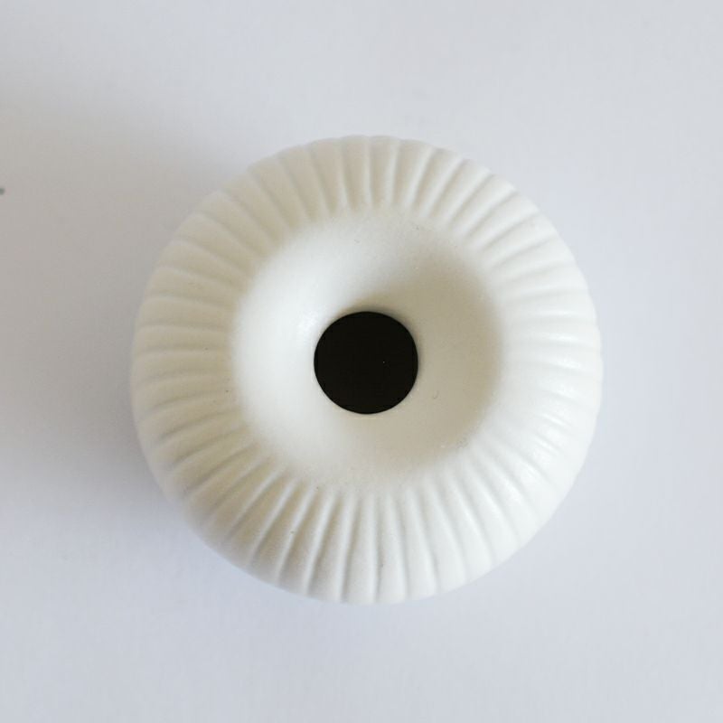 茶筅の真ん中部分を差し込める穴が空いています