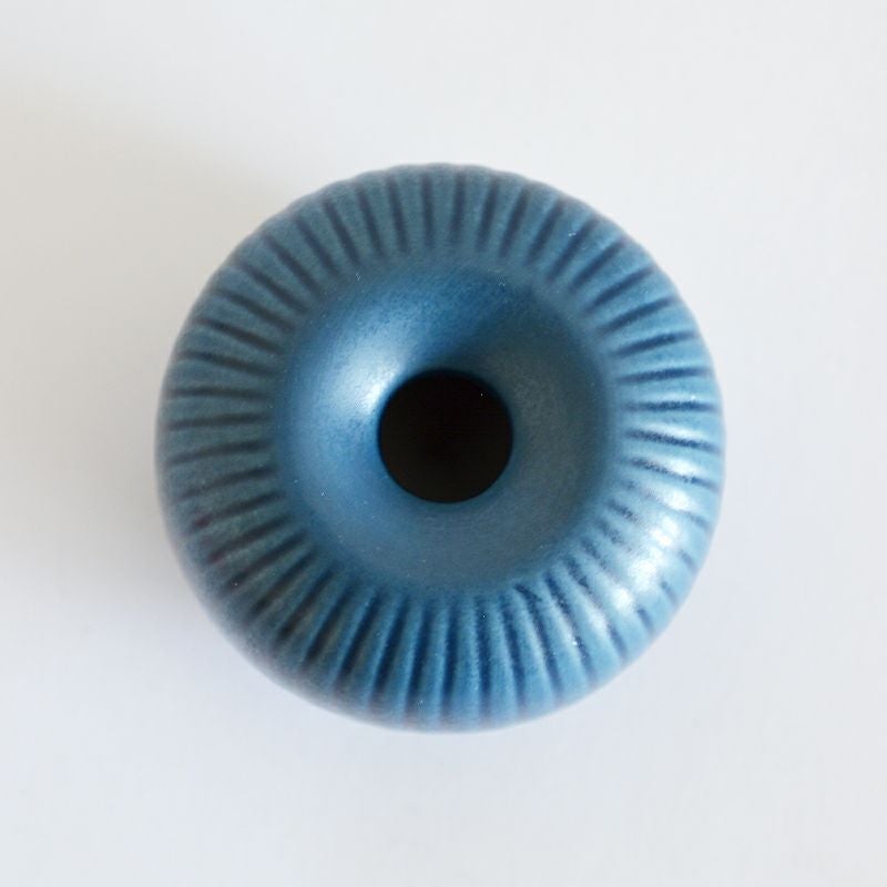 茶筅の真ん中部分を差し込める穴が空いています