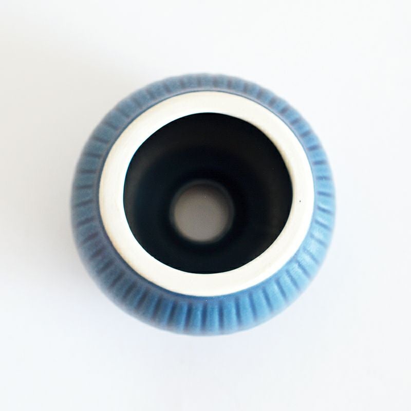 裏側は茶筅が立てられるように大きな穴があいています