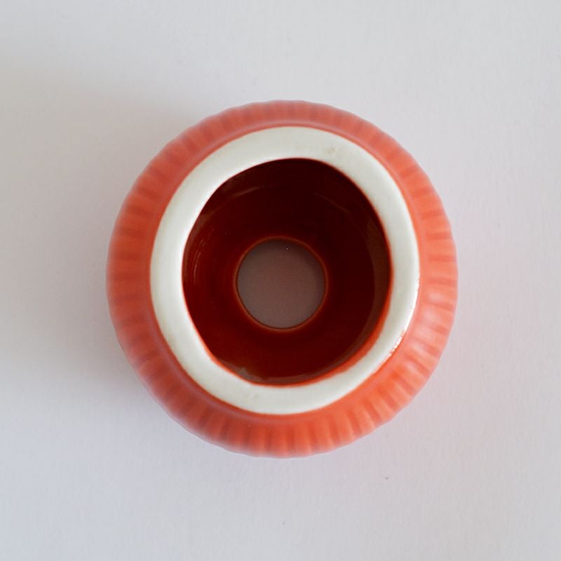 裏側は茶筅が立てられるように大きな穴があいています