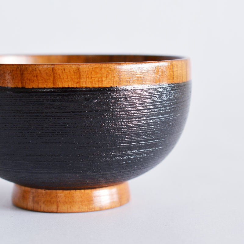 飲み口と高台が木目を活かしたデザインになっています