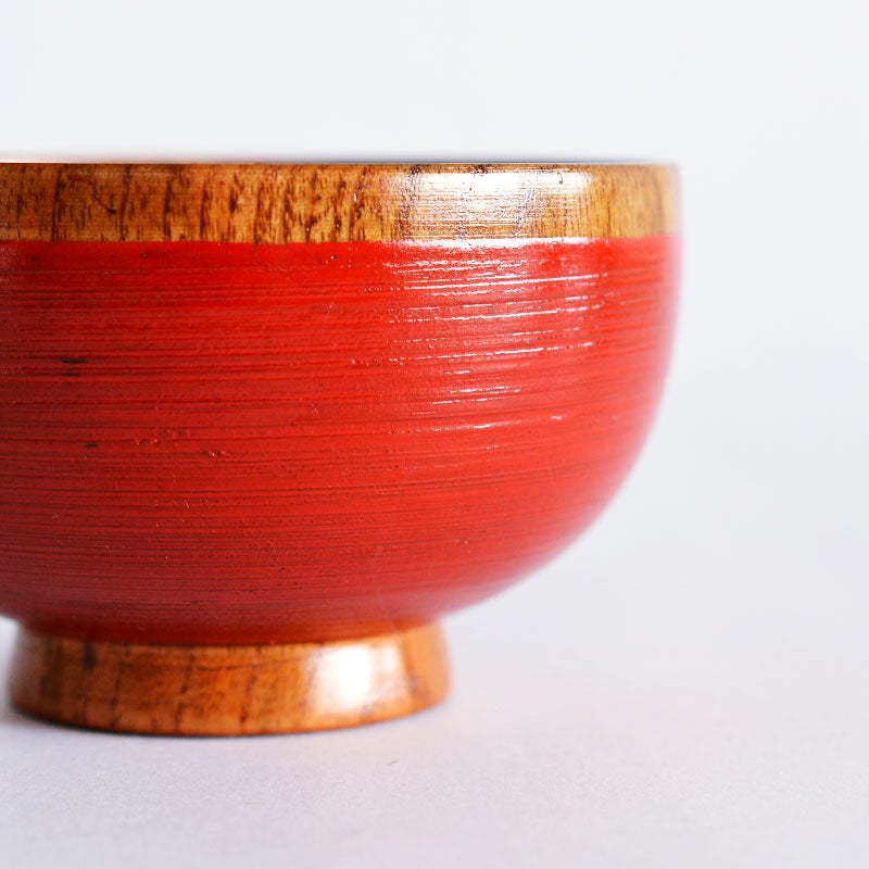 飲み口と高台が木目を活かしたデザインになっています