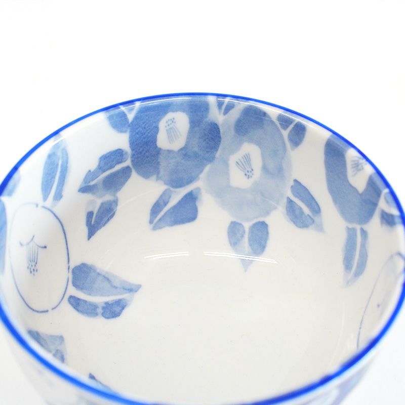 内側には大胆なレイアウトで描かれた椿