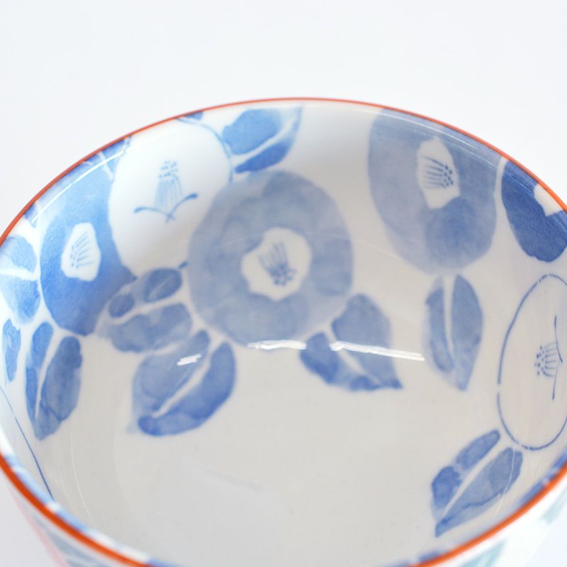 内側には大胆なレイアウトで描かれた椿