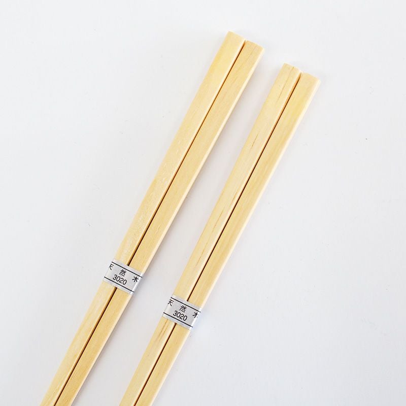 天然木（カリビア松）を使用した箸です