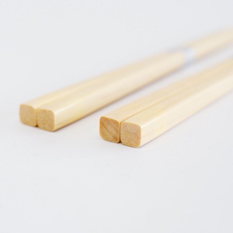 四角形で置いたときに安定感のある箸です