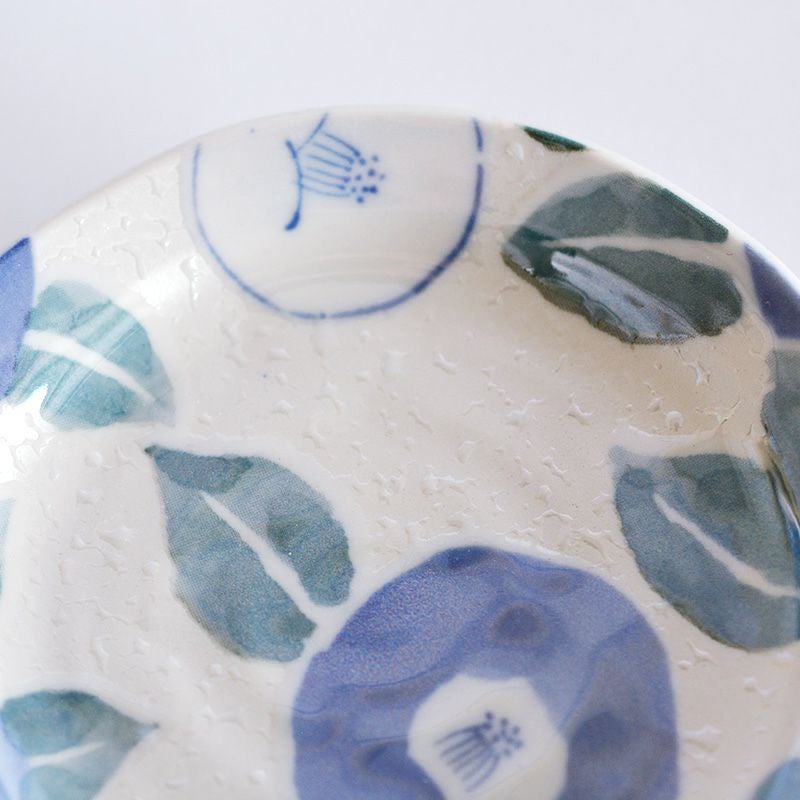 大胆なレイアウトで描かれた椿