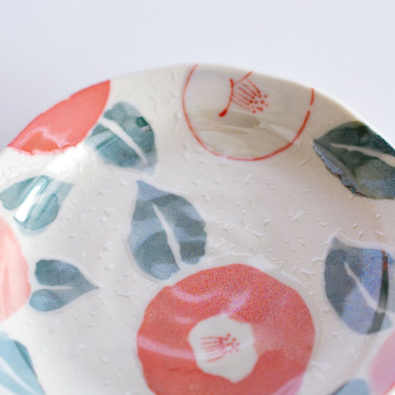 大胆なレイアウトで描かれた椿