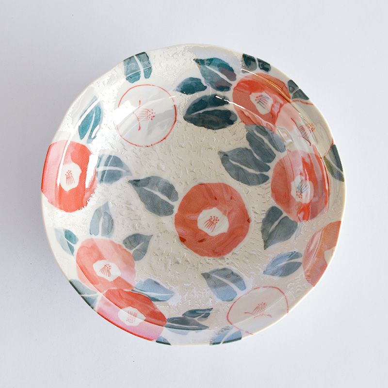 赤の椿が華やかな器です