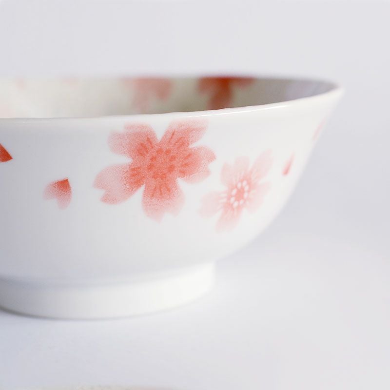 外側には淡い色合いの桜が散りばめられています