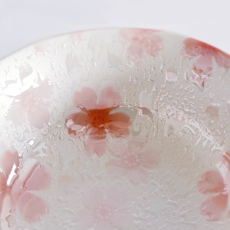 釉薬を弾かせ生まれる独特の凹凸テクスチャー