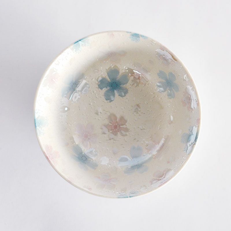 光の角度によって虹色に輝く「ラスター加工」が施されています