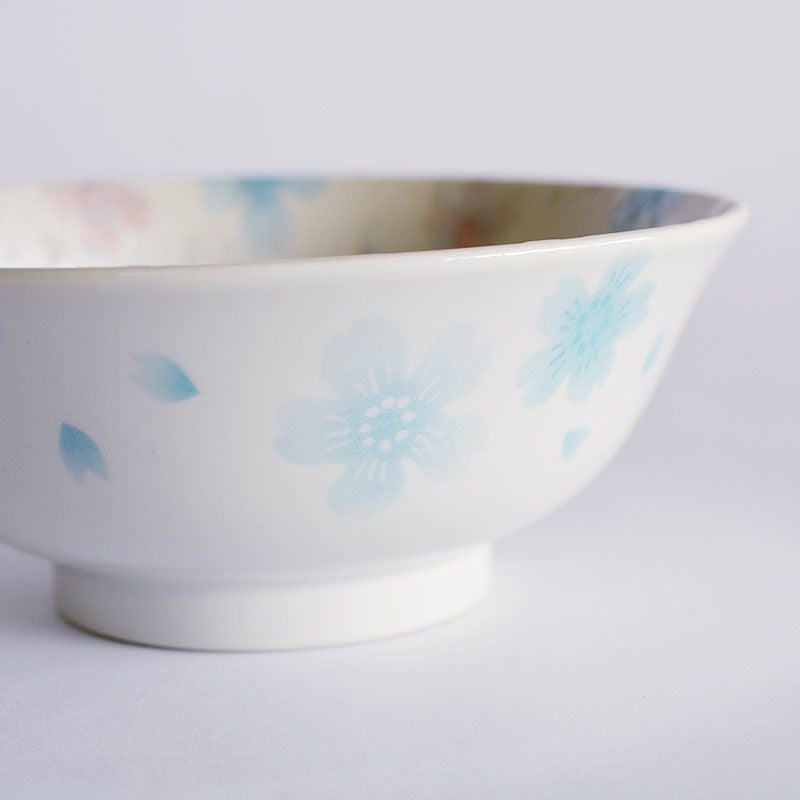 外側には淡い色合いの桜が散りばめられています