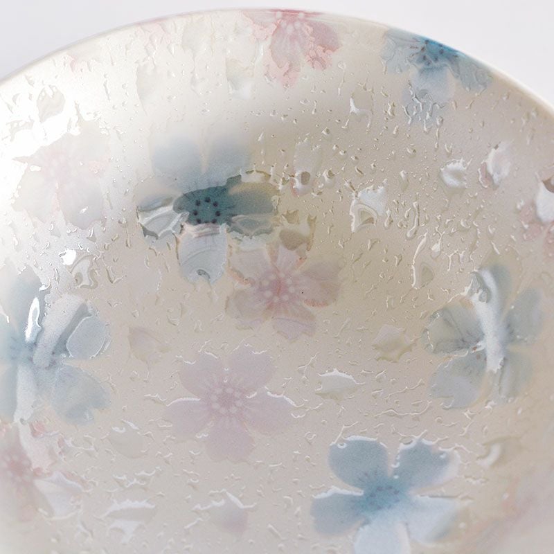 釉薬を弾かせ生まれる独特の凹凸テクスチャー