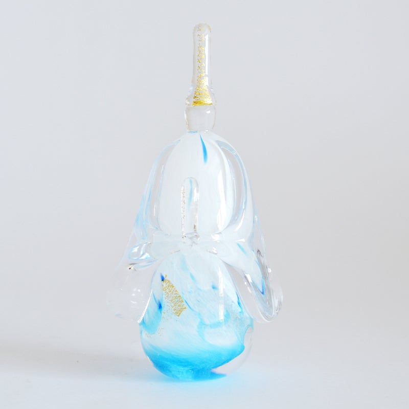 手作業によって生まれる厚み、形状、色合いの微妙な違いがあります