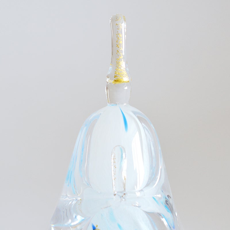 透明感のあるガラスに爽やかなブルーが映ります