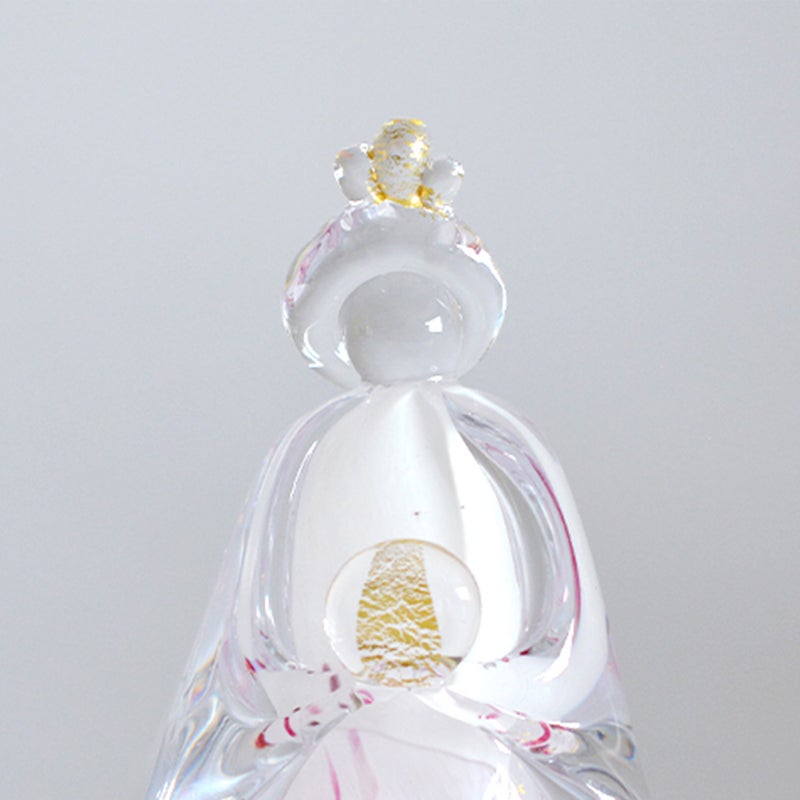 透明感のあるやさしい表情のお雛様