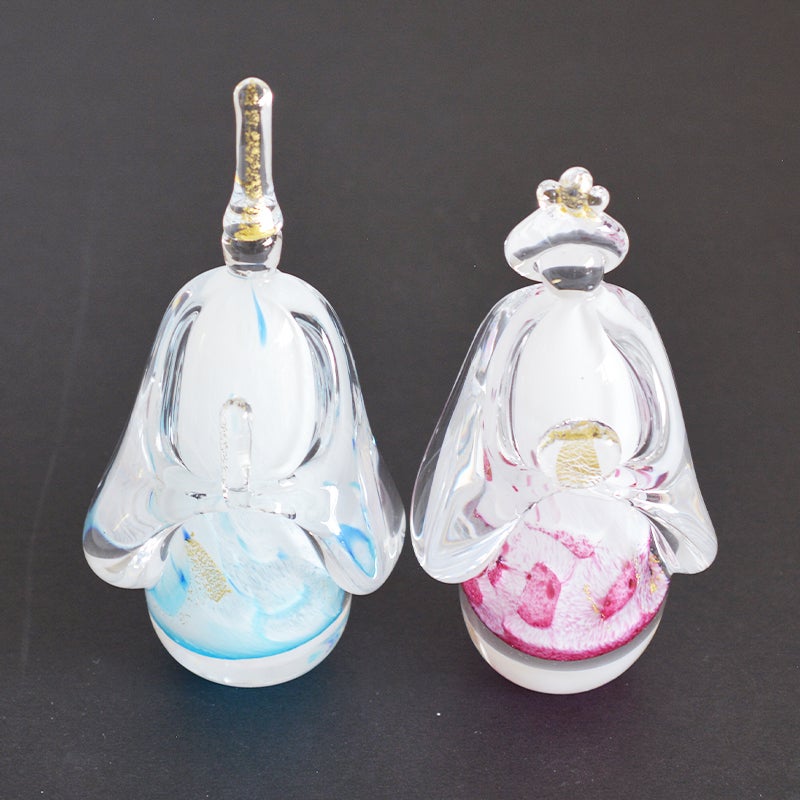 手作業によって生まれる厚み、形状、色合いの微妙な違いがあります