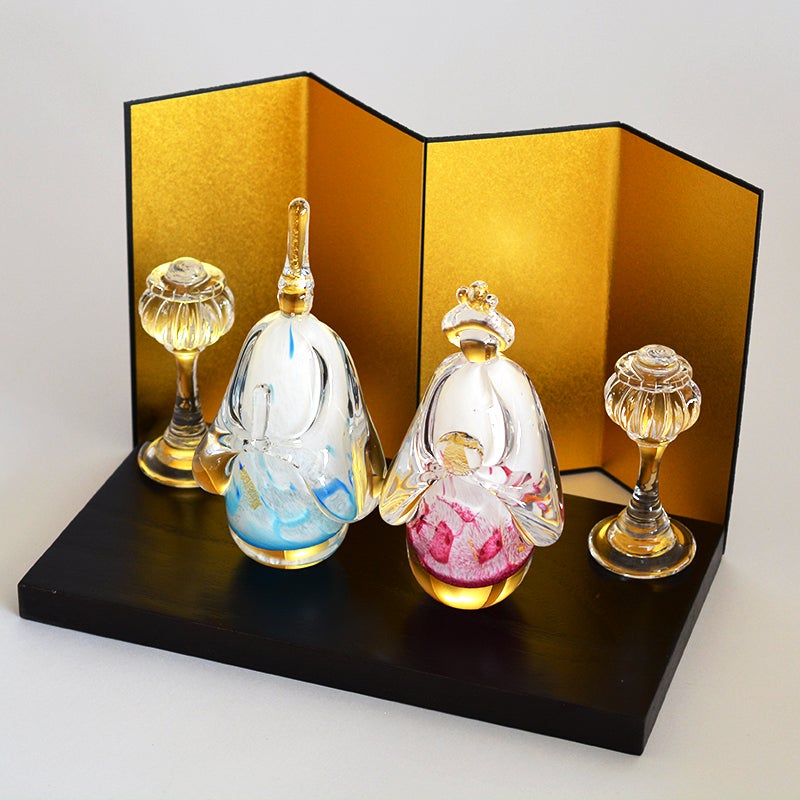 金屏風が華やかな雰囲気をつくりだします