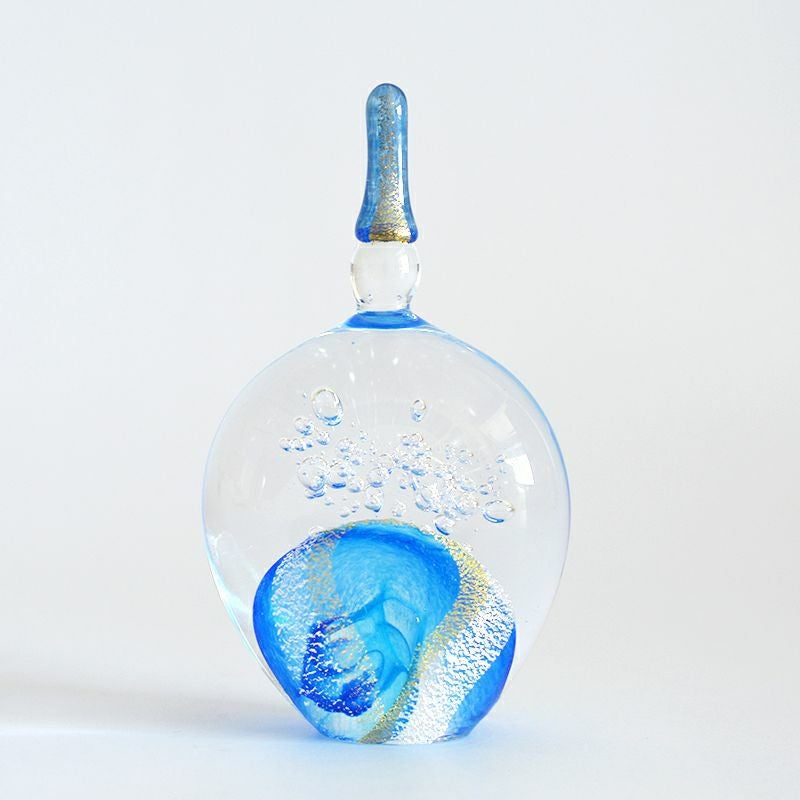 手作業によって生まれる厚み、形状、色合いの微妙な違いがあります