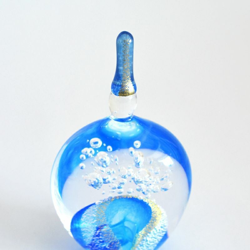 爽やかなブルーの中に深みのある濃い青も見られます