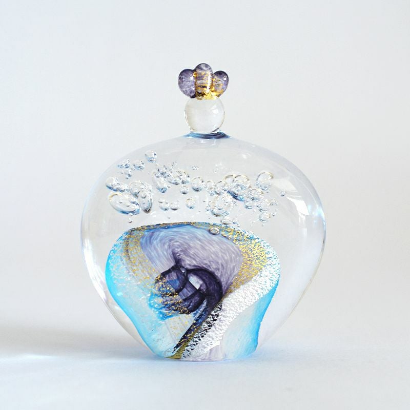 濃いブルーと青紫の中に金箔と泡を入れたお雛様