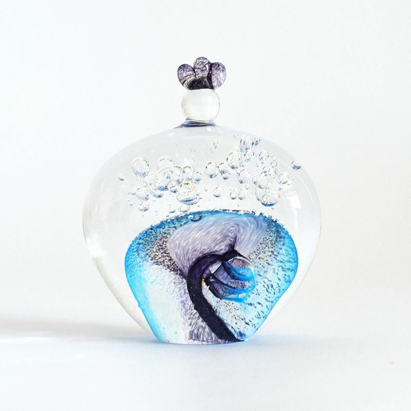 角度によってきらめきや色の深みが変化し、さまざまな表情を楽しませてくれます