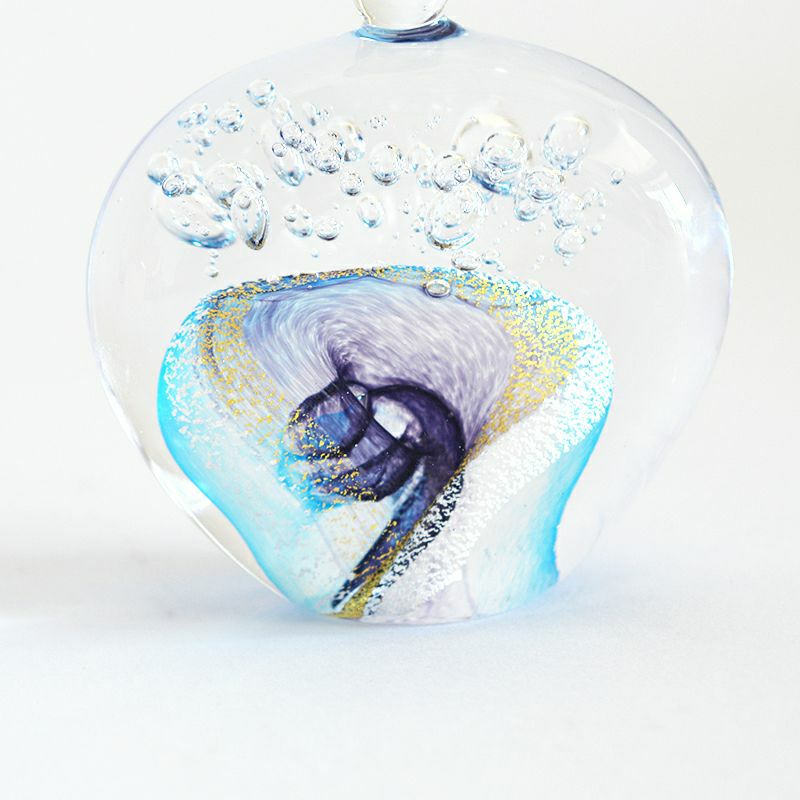 手造りのガラスは、温かみを感じさせる不思議な質感を持っています