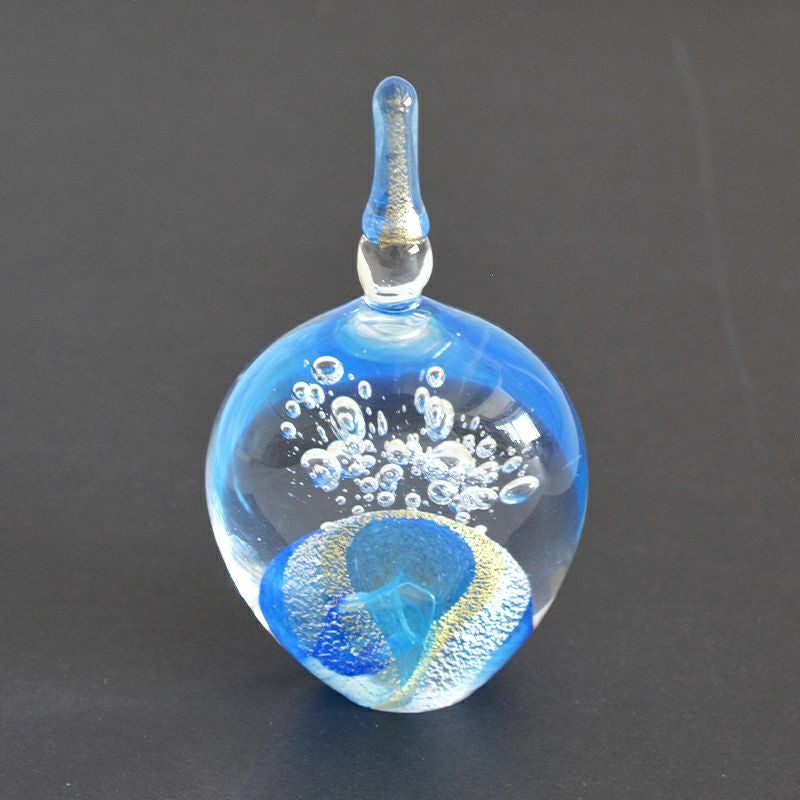 手作業によって生まれる厚み、形状、色合いの微妙な違いがあります