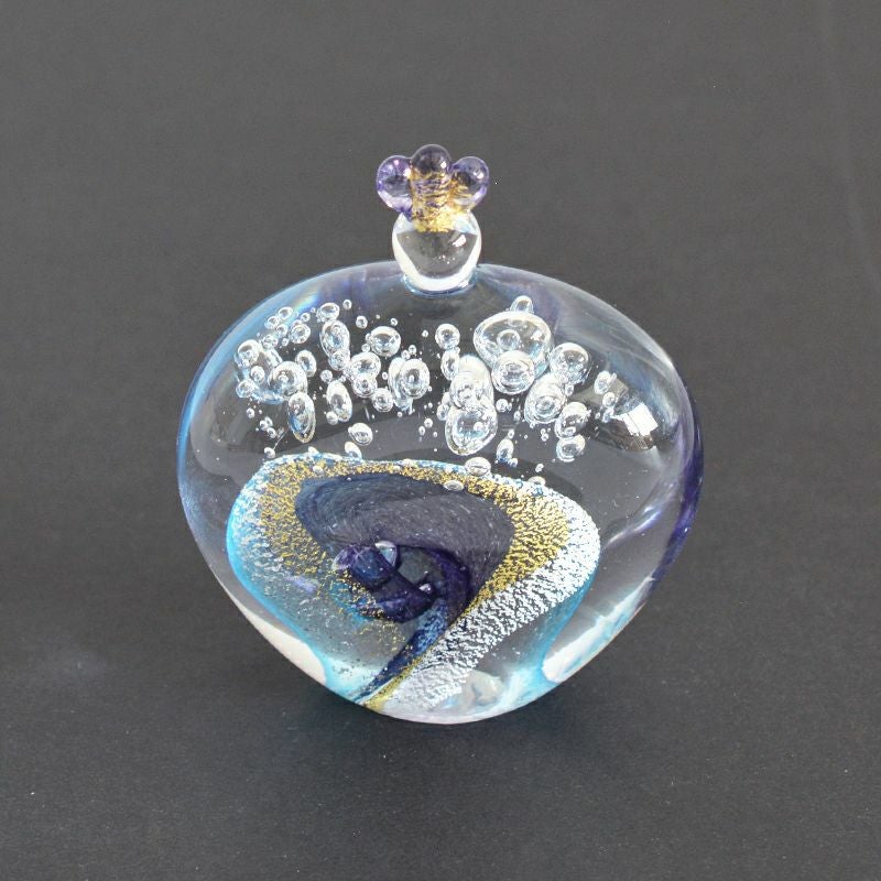 濃いブルーと青紫の中に金箔と泡を入れたお雛様