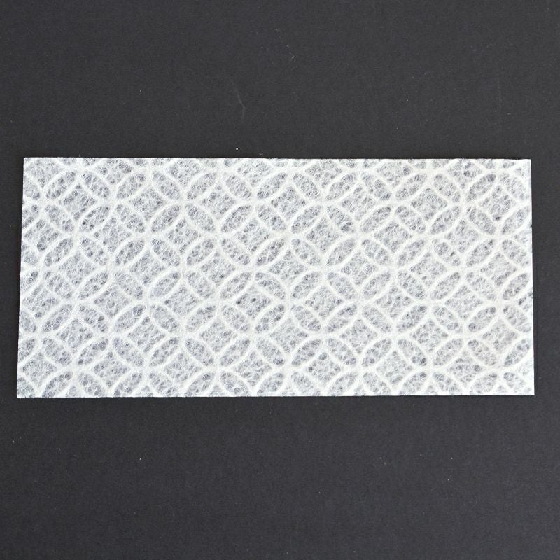 和紙の敷き紙が付いています