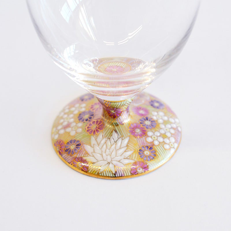 職人が一つひとつ手描きで絵付けを施しています