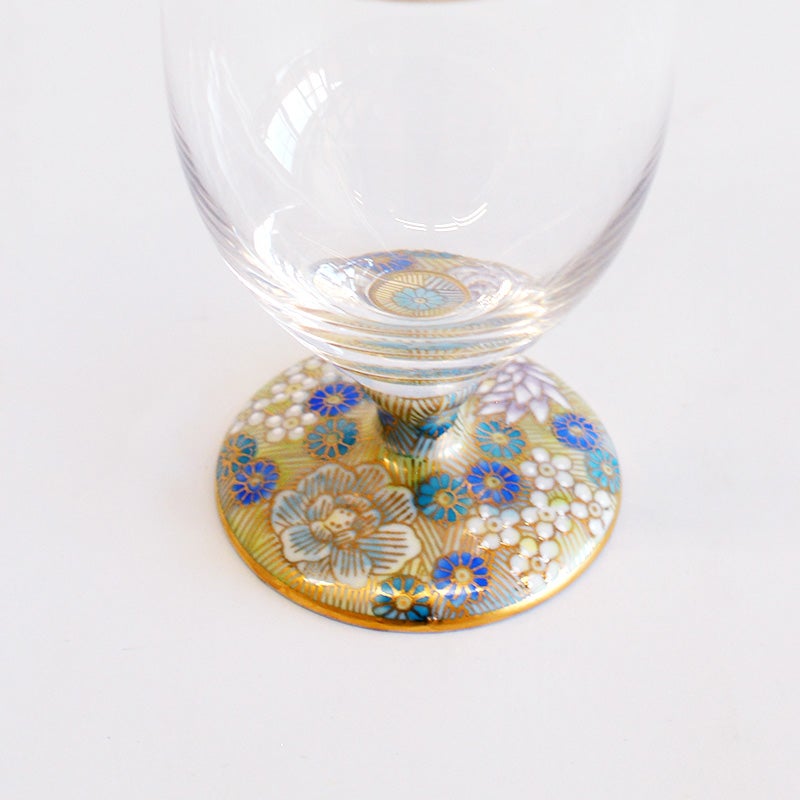 職人が一つひとつ手描きで絵付けを施しています