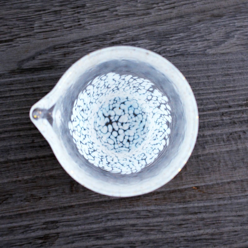 降り積もる雪をモチーフにしています