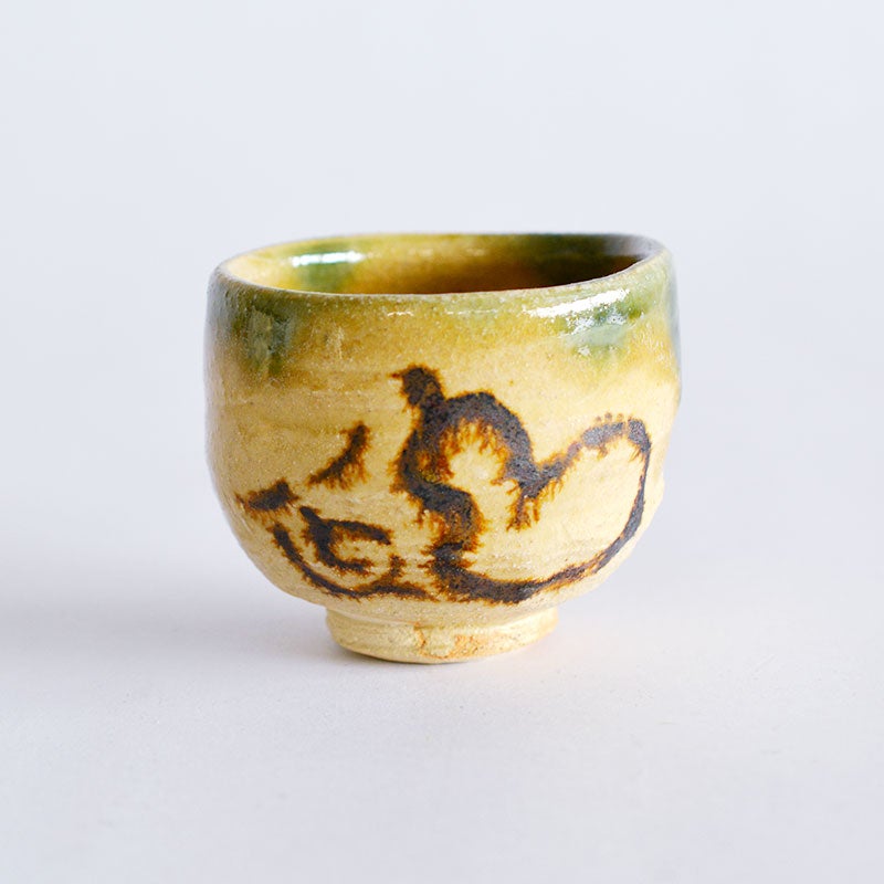 淡い黄色の釉薬に、ひょうたんの絵柄が印象的