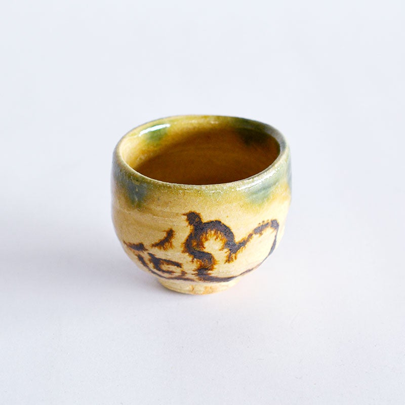 淡い黄色の釉薬に、緑色のアクセントが黄瀬戸の特徴です