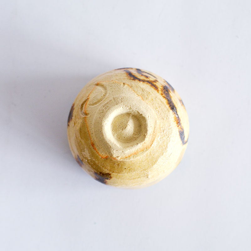 手作りの風合いを感じる形状です