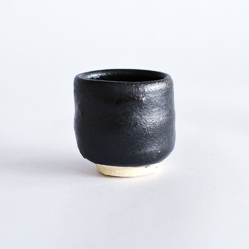 独自の深い漆黒を生み出しています