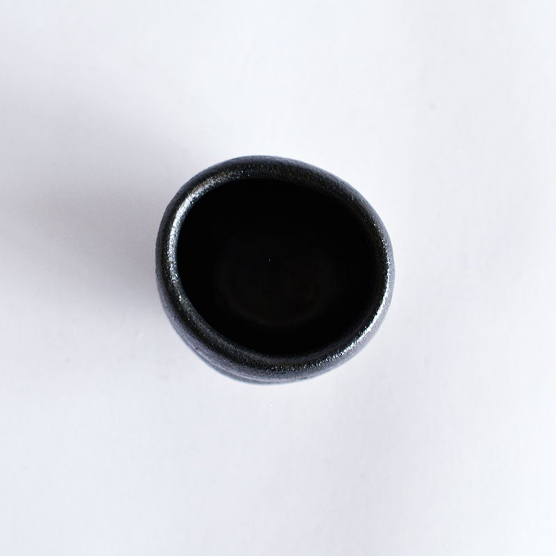 手仕事のぬくもりを感じる形状です