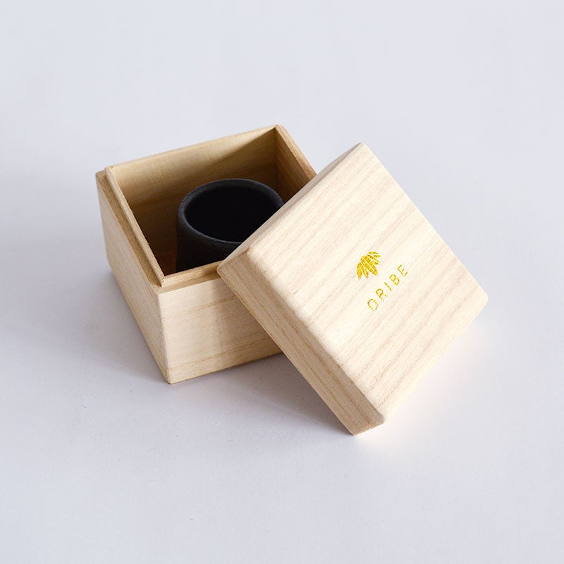 ♥極上　黒織部　ぐい呑み　四方桟 桐箱付き　骨董品 黒織部 ぐい呑(木箱入り）｜和食器通販｜織部 Online Store【公式】