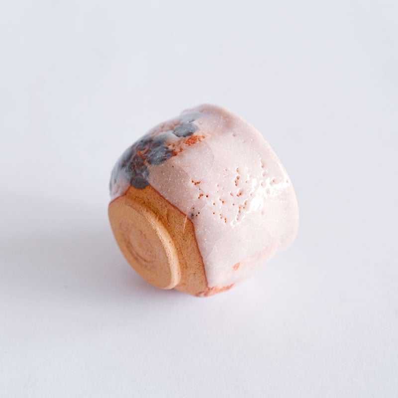 紅志野 梅紋 ぐい呑み|和食器通販|織部 Online Store【公式】 紅志野 梅紋 ぐい呑み|和食器通販|織部 Online Store【公式】