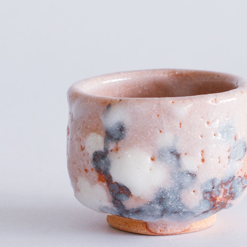 薄っすらと貫入が入り趣のある表情を醸し出しています