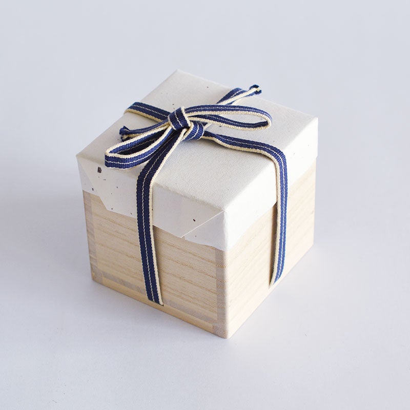 格式高い桐箱に収められ様々な贈り物におすすめです