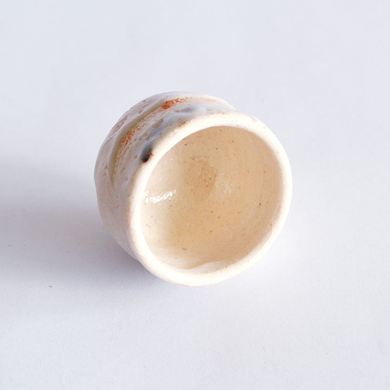 表面にほんのりと赤褐色の焦げ（火色）が現れ、味わい深い表情を作ります