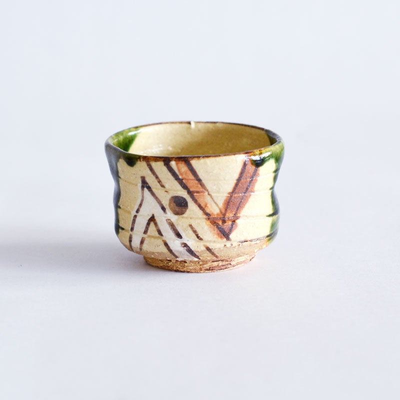 幾何学的な絵柄がモダンな印象です