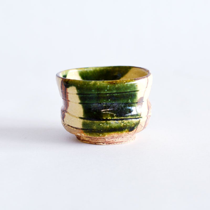 織部釉の大胆な塗り分が特徴的です