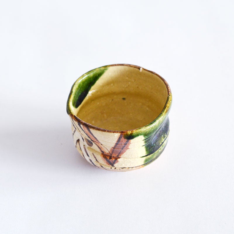 表面に凹凸があり、光の当たり方で様々な表情を見せます