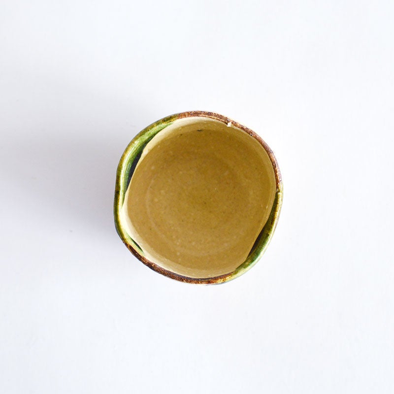 内側は明るい色味になっており、日本酒の透明度を美しく見せます